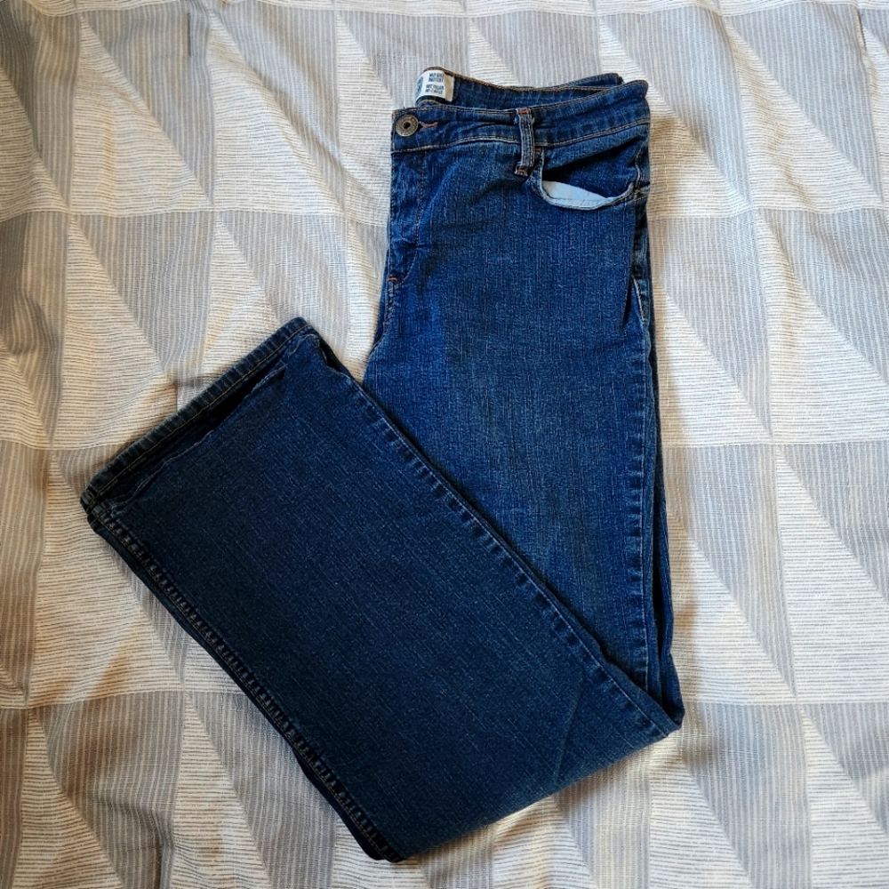 Signature Levi Mid Rise Boot Cut Jeans
